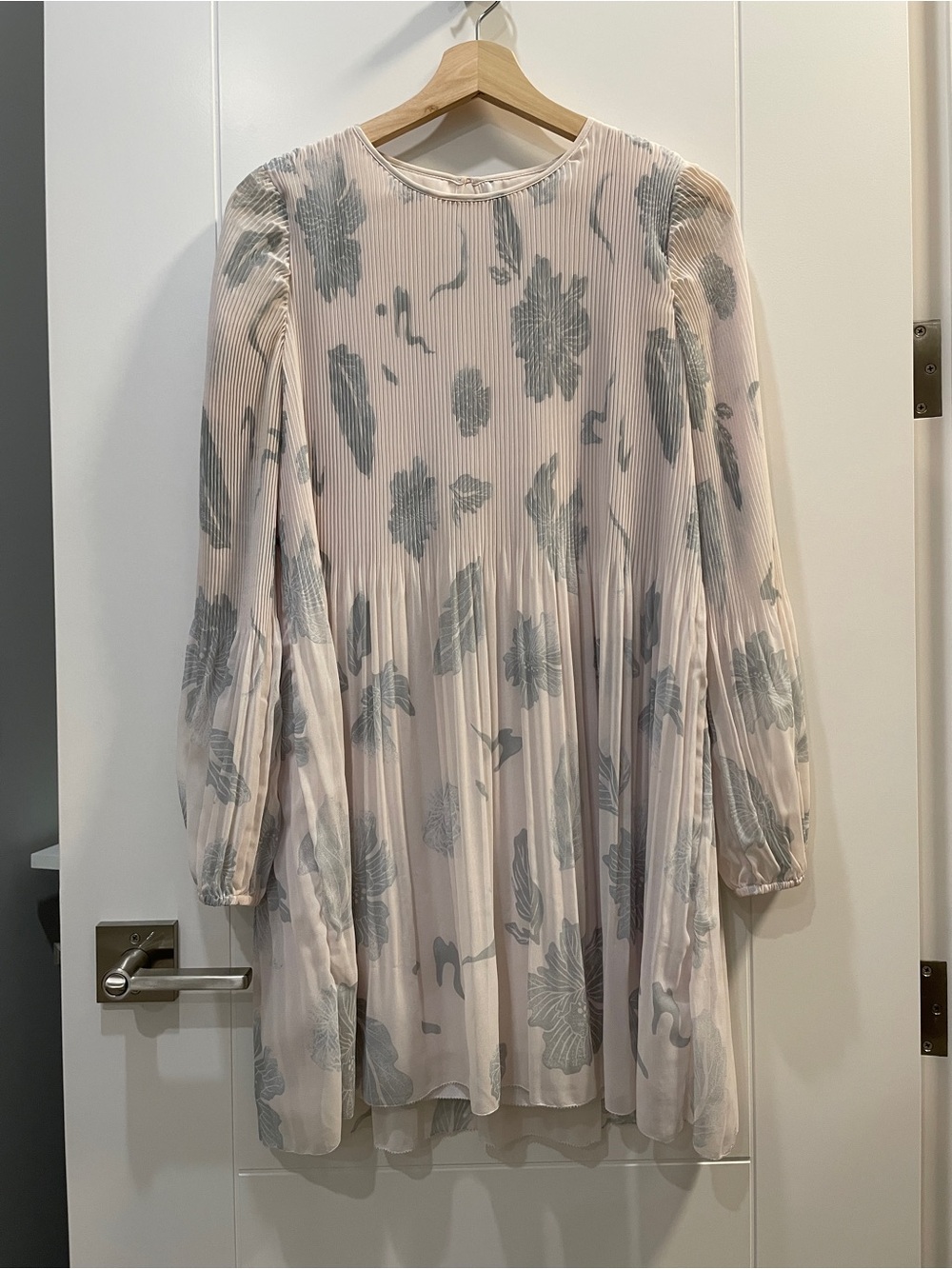 Aritzia Wilfred (S) Pleated Floral Shift Dress in Blush and Gray